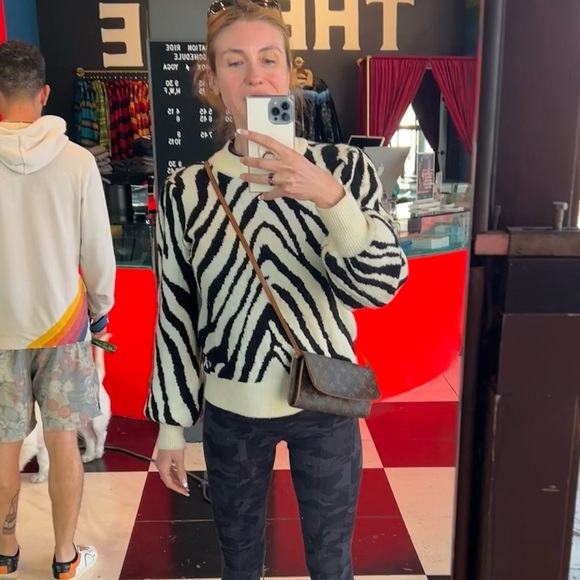 Thick Zebra Sweater - Picture 2 of 4